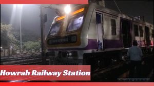 Howrah Railway Station: তার ছিঁড়ে বিপত্তি, দাঁড়িয়ে একাধিক লোকাল, আটকে বহু দুরপাল্লার ট্রেনও