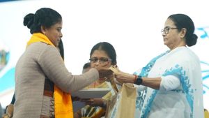 আদিবাসী, চা শ্রমিক, সাধারণ মানুষের ভোটব্যাঙ্ককে পেতে মরিয়া মমতা বন্দ্যোপাধ্যায়? 