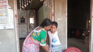 ইচ্ছে শক্তির কাছে হার মেনেছে সব বাধা, কেবল দুটি পায়ের উপরে ভরসা করেই পাণ্ডুয়ার সায়ন