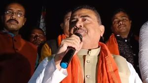 Suvendu Adhikari: মাথার চুল কেটে নিয়োগ দুর্নীতির প্রতিবাদ! দুই উপায়ে মমতাকে বিসর্জনের ডাক ক্ষুব্ধ শুভেন্দুর 