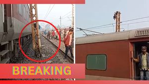 Asansol Railway Division: চলন্ত ট্রেনের উপর ছিঁড়ল ওভারহেডের তার, বেঁকে খুঁটি! মেন লাইনে পরিষেবা ব্যাহত 