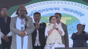 পাশে ডেকে বসালেন মুখ্যমন্ত্রী মমতা বন্দ্যোপাধ্যায়, অভিমান কাটল আব্দুল করিম চৌধুরীর 
