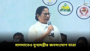 মালদায় হাঁটলেন মুখ্যমন্ত্রী, আদিবাদী মহিলাদের সঙ্গে নাচে পা মেলালেন মমতা বন্দ্যোপাধ্যায়