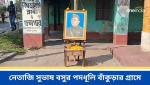 নেতাজি বসেছিলেন চেয়ারে, ছবি রেখে নিত্য পুজো করে বাঁকুড়ার পরিবার 