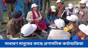 পাড়ায় সমাধানে প্রশাসনের কর্তারা, মাটিতে বসে কথা শুনলেন জেলাশাসক, পুলিশ সুপাররা 