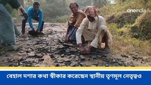 হাতের টানেই উঠে আসছে রাস্তার পিচ, পথশ্রী প্রকল্পে এমন বেহাল কাজ কোন জেলায়? 