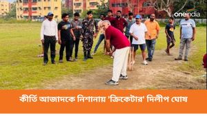 খেলতে পারেন যে কোনও পিচে! ব্যাট হাতে  নাম না করে কীর্তি আজাদকে নিশানা দিলীপ ঘোষের 