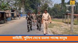 কেন্দ্রীয় বাহিনীর টহল, সঙ্গে থাকলেন জলপাইগুড়ি কোতোয়ালি থানার আইসি