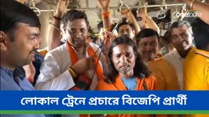 Loksabha Vote 2024: হাতে একতারা, গান ধরলেন বাউল সুরে, লোকাল ট্রেনে প্রচারে চমক বিজেপি প্রার্থী সৌমিত্র খাঁ-র 
