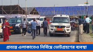 জলপাইগুড়িতে ভোটকর্মীরা পৌঁছাচ্ছেন ভোটকেন্দ্রে, বুথে নিয়ে যাচ্ছে গাড়ি