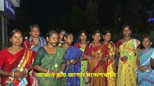 Sandeshkhali: কিছুতেই পুলিশকে ঢুকতে দেব না, লাঠি-ঝাঁটা হাতে রাতপাহারায় সন্দেশখালির মহিলারা