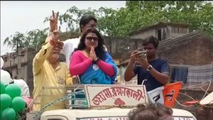 সৌমিত্র খাঁয়ের মাথার ছিঁট প্রতিদিন বাড়ছে, স্বাস্থ্যসাথী কার্ডে চিকিৎসা হবে?  বিষ্ণুপুরে ফের কটাক্ষ সুজাতার 