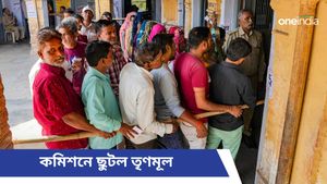 Lok Sabha Election: বুথ থেকে বেরলেই হাতে গরম ঘুগনি, সঙ্গে ডিম-ভাত! দেখেই কমিশনে ছুটল তৃণমূল 
