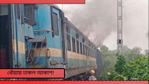 Indian Rail: মালগাড়ির ইঞ্জিনে আগুন, কালো ধোঁয়ায় ঢাকল চারপাশ! প্রশ্নে পরিকাঠামো 