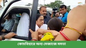 স্কুল পড়ুয়াদের দেখেই কনভয় থামিয়ে নেমে পড়লেন মুখ্যমন্ত্রী মমতা বন্দ্যোপাধ্যায়, কী হল তারপর? 
