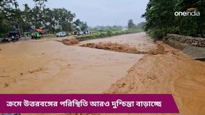 মাদারিহাটের রাস্তার উপর দিয়ে বইছে জল, জলমগ্ন কালচিনির বহু এলাকা