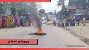 Clash At Malda: অগ্নিগর্ভ মানিকচক, পুলিশের গুলিতে জখম দুই, আহত পুলিশের একাধিক কর্মীও