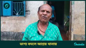 মাত্র কয়েক ঘণ্টায় বদলে গেল ভাগ্য, অবসরপ্রাপ্ত সরকারি কর্মী আশ্রয় নিলেন থানায় 