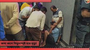 Howrah News: প্রবল বৃষ্টিতে ভাসছে শহর! বাড়ির সামনে জমে থাকা জলে বিদ্যুৎস্পৃষ্ট হয়ে মৃত্যু ছাত্রীর