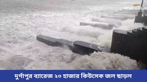 ভারী বৃষ্টিতে জল ছাড়ল দুর্গাপুর ব্যারেজ, বাঁকুড়ায় সেতুর উপরে বইছে স্রোত