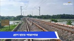 নদীর জলে সেতু ভেসে গিয়েছে, প্রতিদিন বাঁকুড়ায় রেল ব্রিজ দিয়ে ঝুঁকির যাতায়াত 