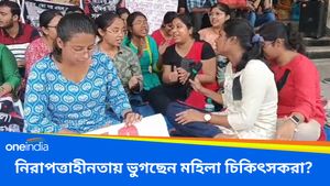 মালদহ মেডিক্যাল কলেজের কর্মবিরতিতে গণসঙ্গীত, দ্রুত নিরাপত্তা চাইছেন মহিলা চিকিৎসকরা