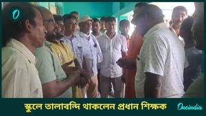 রোজ দেরি করে আসেন? পূর্বস্থলীতে স্কুলে তালাবন্দি থাকলেন প্রধান শিক্ষক 