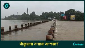 প্রবল বৃষ্টিতে বাঁকুড়ায় ফুঁসছে নদী, সেতুর উপর দিয়ে বইছে জল