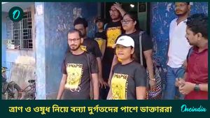চাল, মুড়ি, তেল, ওষুধ নিয়ে পাঁশকুড়ার বন্যা কবলিত এলাকায় বাঁকুড়ার জুনিয়র ডাক্তাররা