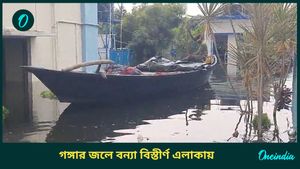 গঙ্গার বাঁধ ভেঙে প্লাবিত মালদহের ভূতনি, লক্ষ মানুষ জলের তলায়