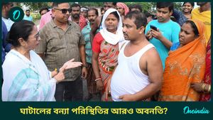 ঘাটালে বন্যা বিধ্বস্ত এলাকায় মমতা, মুখ্যমন্ত্রীর কাছে ছুটে এলেন দুর্গতরা