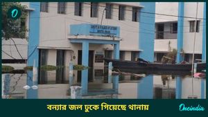 বন্যায় ডুবে গিয়েছে মালদহের ভূতনি থানার একতলা, নৌকাই ভরসা পুলিশের