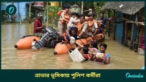 বন্যা পরিস্থিতিতে হাওড়ার প্রত্যন্ত এলাকায় নৌকা করে ত্রাণ পৌঁছে দিচ্ছে পুলিশ