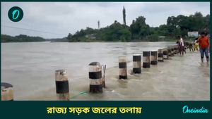 শিলাবতীর জলে ভাসছে রাস্তা, বাঁকুড়ার সঙ্গে ঝাড়গ্রামের সড়ক যোগাযোগ বন্ধ