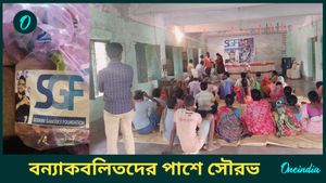 Sourav Ganguly: বন্যায় ভেঙেছে মাটির বাড়ি, ঝাড়গ্রামে দুর্গতদের পাশে দাঁড়ালেন সৌরভ 