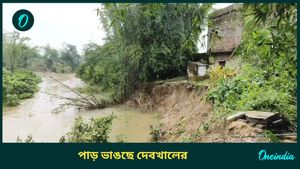 ঘূর্ণিঝড় দানার প্রভাবে ইন্দাসে ভাঙছে পাড়, যে কোনও দিন তলিয়ে যেতে পারে ঘরবাড়ি