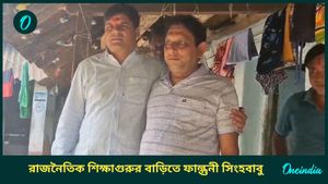এককালে দূরত্ব ছিল? কোন্দল ভুলে বাঁকুড়ায় তৃণমূলের প্রাক্তন জেলা সভাপতির বাড়ি প্রার্থী ফাল্গুনী সিংহবাবু