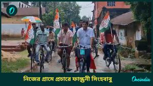 বাঁকুড়ায় 'সবুজ সাথী'র সাইকেল চড়ে নিজের গ্রামে প্রচারে তৃণমূল প্রার্থী ফাল্গুনী সিংহবাবু