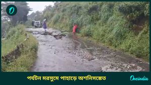 রাতের বৃষ্টিতে ফের দার্জিলিং, কালিম্পংয়ে ধস, বন্ধ ১০ নম্বর জাতীয় সড়ক
