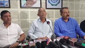 দাম কমছে না আলুর, শিলিগুড়িতে টাস্কফোর্সের সঙ্গে বৈঠকে মেয়র গৌতম দেব
