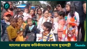শিশুদিবসে দার্জিলিংয়ে শিশুদের মধ্যমণি মুখ্যমন্ত্রী মমতা, দিলেন চকোলেট, উপহার