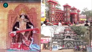 বাগদেবীর আরাধনায় বাঁকুড়া শহরের থিম পুজো মণ্ডপগুলি নজর কেড়েছে সকলের 