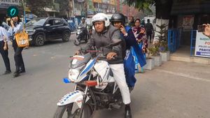 মানবিক মুখ শিলিগুড়ি পুলিশের, মাধ্যমিক পরীক্ষার্থীকে বাইকে বসিয়ে হুটার বাজিয়ে নিয়ে গেল পরীক্ষাকেন্দ্রে