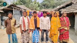 ফের কাটমানি নেওয়ার অভিযোগ! তৃণমূল নেতার গাড়ির চালকের বিরুদ্ধে অভিযোগ দায়ের মালদহে