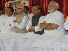 અડવાણી,રાજનાથ અને મોદીએ ભાવનાબેન ચિખલીયાને અપર્ણ કર્યા શ્રધ્ધાસુમન