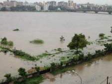 સુરતમાં પૂરનું સકંટઃ ઉકાઇના 22 દરવાજા ખોલાયા