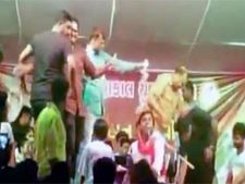 Video: જાણો કોની પર વડોદરામાં ભાજપના નેતાઓએ નાણાંની વર્ષા કરી!