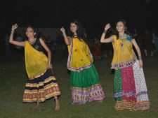 ઢોલીડા ઢોલ રે વગાડ મારે હિંચ લેવી છે, ગરબે ધુમતી ગુજ્જુ ગર્લ્સ