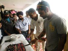 photos : વિરાટ કોહલીની બર્થ ડે અને કેક કટીંગની તસવીરો
