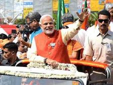 સુરતમાં PM મોદીનો ભવ્ય રોડ શો શરૂ, મોટી સંખ્યામાં લોકો ઉમટ્યા